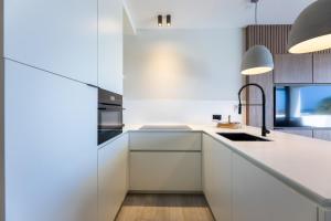 Кухня или мини-кухня в "Casa Luna" Luxury Apartment at Blue Bay Golf & Beach Resort
