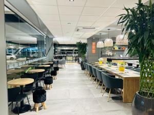 ソヒーゾにあるHotel 10 Sorrisoの部屋にテーブルと椅子があるレストラン
