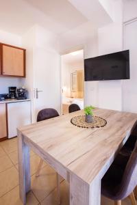 a wooden table in a room with a kitchen at Romanos Beach Villas in Romanu