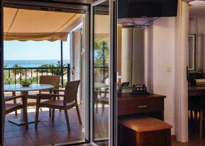 a kitchen and dining room with a view of the ocean at Romanos Beach Villas in Romanu