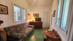 a living room with a couch and a table at Sea's Chalet in Fontane Bianche