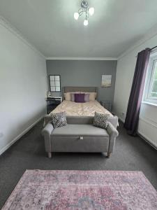a bedroom with a bed and a couch in it at Beautiful rooms in PRIME location! in London