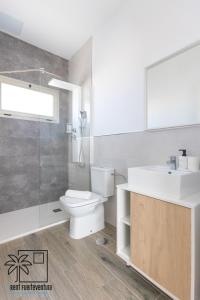 Un baño con inodoro, lavabo y ducha. en Lola Loft 3 Lajares iRent Fuerteventura, en La Oliva