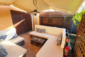 un patio con 2 divani bianchi e un tavolo di Casa La Lina a Sighişoara