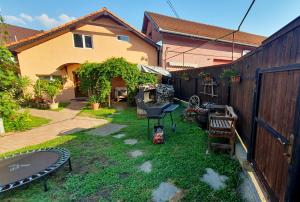 un cortile di una casa con una recinzione di Casa La Lina a Sighişoara