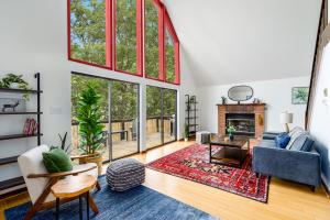 Χώρος καθιστικού στο Modern Chalet w Hot Tub, Large Deck, Grill & WiFi +24 φωτογραφίες