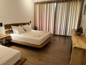 Alpeta Agrotourism & Winery - Roshnik , Berat客房内的一张或多张床位
