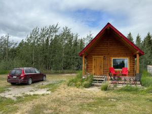 Un jardín fuera de Dry Log Cabin with Mountain Views