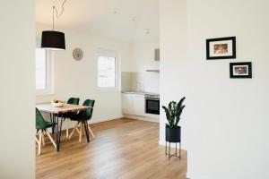 a kitchen and dining room with a table and chairs at VILLA BERTA-EuropaPark-Schwarzwald-Freiburg in Ettenheim