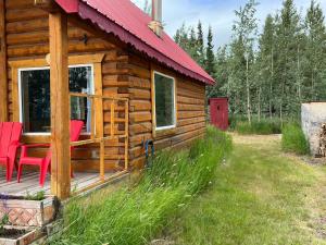 Un jardín fuera de Dry Log Cabin with Mountain Views