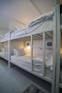 Ένα ή περισσότερα κρεβάτια σε δωμάτιο στο Putih Hostel