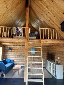 Un lugar para sentarse en Dry Log Cabin with Mountain Views