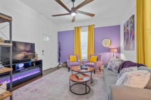 ein Wohnzimmer mit Sofa und Fernseher in der Unterkunft Vineyard Cottage-Pet Friendly & Walk to Oaklawn! in Hot Springs