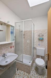 Bilik mandi di Ferienwohnungen Ingelore Kunze