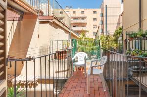 einen Balkon mit 2 Stühlen und einem Geländer in der Unterkunft Corso 264 in Pesaro