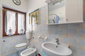 ein Badezimmer mit Waschbecken, Toilette und Spiegel in der Unterkunft Corso 264 in Pesaro