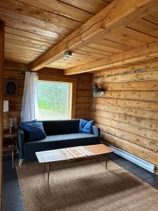 Un lugar para sentarse en Dry Log Cabin with Mountain Views