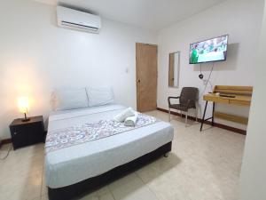 Ένα ή περισσότερα κρεβάτια σε δωμάτιο στο Confortable y Central Habitacion cerca a la Playa Spratt Bight y Malecon +8 φωτογραφίες