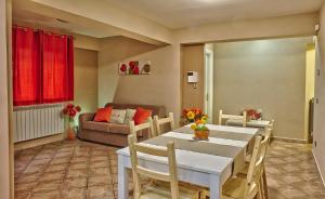 een woonkamer met een tafel en een bank bij Tenuta Del Daino in Alvito