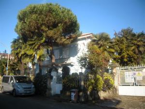 a van parked in front of a house with palm trees at IL Passito Caluso in Caluso