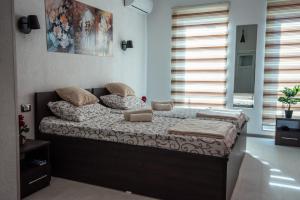 Una cama o camas en una habitación de Apartmani DB na Limu, Prijepolje