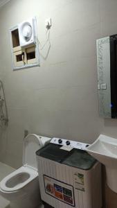 ein kleines Badezimmer mit Toilette und Waschbecken in der Unterkunft ملفى أبها in ‘Aryam