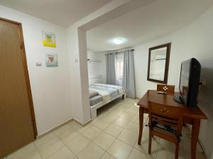 Eilat Beach House的电视和/或娱乐中心