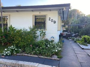 Garden sa labas ng Studio in Pompano Beach two blocks from the Ocean