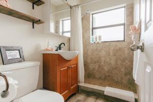 Bathroom sa Studio in Pompano Beach two blocks from the Ocean