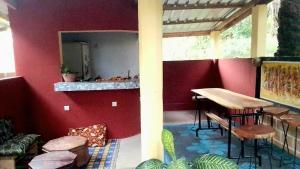 Habitación con mesa y sillas. en Lodge au paradis fleuri, en Agouam Yo 37 fotos más