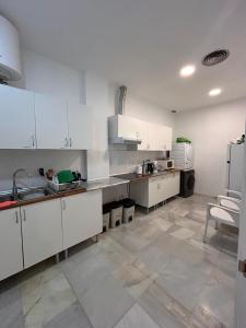 Kuchyň nebo kuchyňský kout v ubytování Hostel Sorolla Playa
