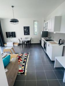 Kuchyň nebo kuchyňský kout v ubytování Tale beachfront flat