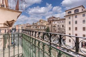 uma vista para a cidade a partir de uma varanda de um edifício em Hotel Centro Cavour Roma em Roma