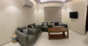 ein Wohnzimmer mit Sofa und Tisch in der Unterkunft ملفى أبها in ‘Aryam