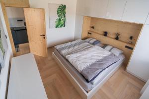 フラブシツェにあるApartman for you Hrabusice J4の部屋にベッドが置かれた小さな寝室