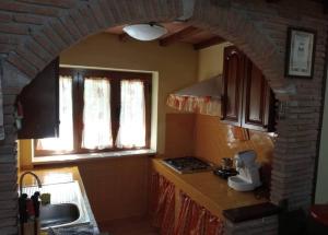 Η κουζίνα ή μικρή κουζίνα στο La Casetta di Elena