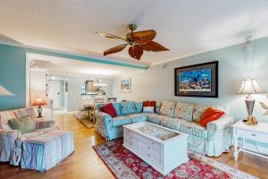 un soggiorno con due divani e un ventilatore a soffitto di Patio Condo in Oceanfront Community w/ Pool – Walk to Beach a St. Augustine