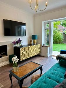 ein Wohnzimmer mit einer Couch und einem Couchtisch in der Unterkunft Luxury Oriental Home with Exotic Garden & Free Parking in West Derby