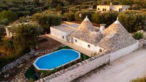 widok z lotu ptaka na dom z basenem w obiekcie Il Trullo della Rondinina w Alberobello