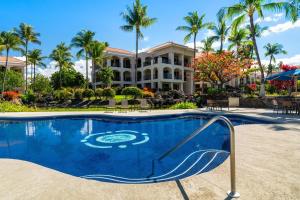 ワイコロアにあるVilla Sea Renityのリゾートのスイミングプール(ホテルを背景に)