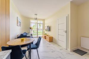 Χώρος καθιστικού στο Apartament Messa Black z Basenem Letnim by HolidaySun