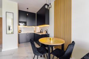 Η κουζίνα ή μικρή κουζίνα στο Apartament Messa Black z Basenem Letnim by HolidaySun