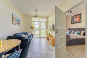 Χώρος καθιστικού στο Apartament Messa Black z Basenem Letnim by HolidaySun
