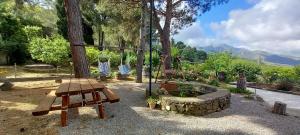 einen Park mit einer Bank und einer Schaukel in der Unterkunft Villa D'Anna in Cefalú