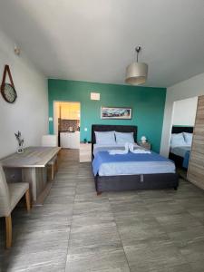 ein Schlafzimmer mit einem Bett und einer grünen Wand in der Unterkunft Apartments Kristal in Kaštela