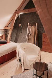 ein Dachgeschoss-Schlafzimmer mit Bett und Kommode in der Unterkunft Duplex accès jacuzzi illimité in Villedieu-les-Poëles