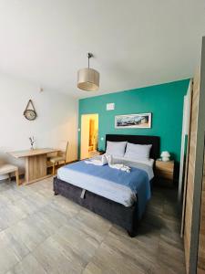 ein Schlafzimmer mit einem Bett mit einer blauen Wand in der Unterkunft Apartments Kristal in Kaštela