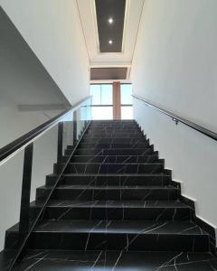 a staircase with black tiles and a ceiling at Suíte Gold Cinema 303 in Santo Antônio do Descoberto +1 photo