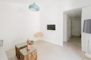 A television and/or entertainment centre at Friends Family Hotel