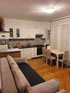 Η κουζίνα ή μικρή κουζίνα στο Apartmani Hereditas